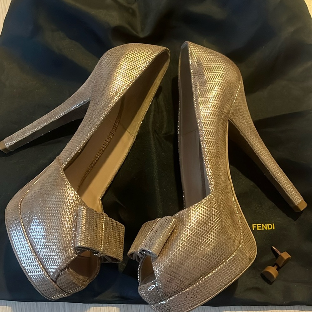 FENDI Womans Shoes Bronze
Platform Bow Peep Toe Pump.